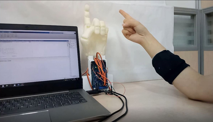 Real time gesture recognition results to control a five-finger dexterous robot