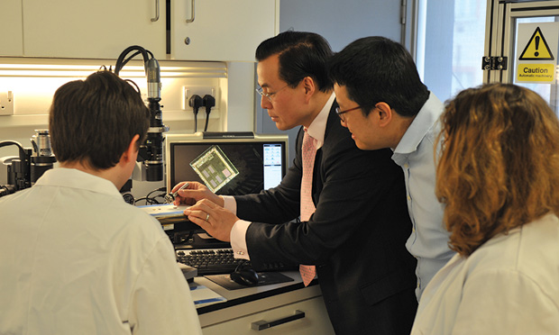 FIGURE 1: Guang-Zhong Yang (second from left) and his research group introduced the concept of the BSN about a decade ago. The motivation of BSNs is to use the body as the medium, a source of inspiration, and energy to provide long-term, continuous sensing, monitoring, and intervention. (Photo courtesy of the Hamlyn Centre, Imperial College London.)