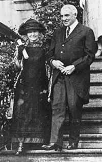 Marie Curie with President Warren G. Harding at the White House, 20 May 1921. Harding (1865–1923) was the 29th president of the United States. ( Image courtesy of ACJC.)